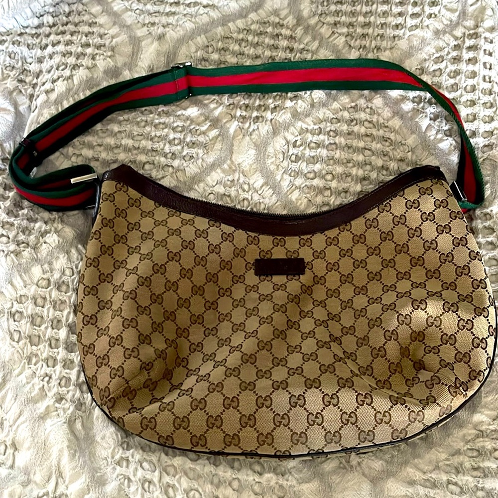 Gucci crossbody. Great condition. It has been in its dust bag ever since